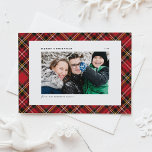 Cartão De Festividades Padrões de Xadrez Vermelha Festivo Foto de Natal F<br><div class="desc">Envie Cartões de natal com esta xadrez clássica... carta chata de fotos de Natal Feliz. Ele apresenta um padrão clássico de xadrez verde, branco e vermelho. Personalize adicionando uma foto horizontal, nome, cartões de natal, ano e mensagem. Este cartão festivo de Natal de xadrez vermelha está disponível em outras cores....</div>
