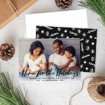 Cartão De Festividades Página inicial da foto do script Black Modern Blac<br><div class="desc">O design "Home for the Holidays" apresenta a inscrição de scripts em branco preto moderno juntamente com o texto personalizado que pode ser personalizado como uma sobreposição com uma fotografia de família horizontal favorita em casa. Um padrão de inverno moderno se veste na parte de trás do cartão. A cor...</div>