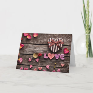 Cartão De Festividades Palavra Amor com presente do Dia dos Namorados em