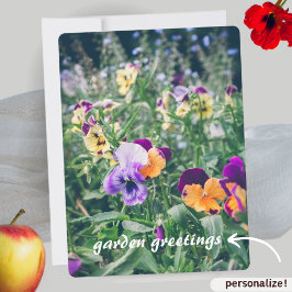 Cartão De Festividades Pansias coloridas num jardim de verão