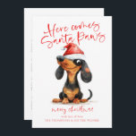Cartão De Festividades Papais noeis Engraçados Dachshund Paws 2025 Calend<br><div class="desc">Papais noeis Engraçados Dachshund Paws 2025 Calendário Natal. Disponível digitalmente e impresso. Divertimento festivo para os teus desejos de férias, com este design divertido com um cão-magricela com queijo no chapéu do Pai Natal. Aqui vem Papais noeis As patas e o Feliz Natal estão em um roteiro moderno e personalizam...</div>