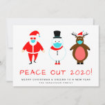 Cartão De Festividades Papais noeis Snowman Reindeer Mask Peace Out 2020<br><div class="desc">Um cartão de Natal e Anos novos engraçados celebrando o final para um ano difícil. Um boneco de neve, Papai Noel e renas estão vestindo máscaras de rosto sobre "Peace Out 2020" em divertida tipografia vermelha. Você pode personalizar a mensagem "Peace Out", o cartões de natal (inicialmente definido como "Feliz...</div>