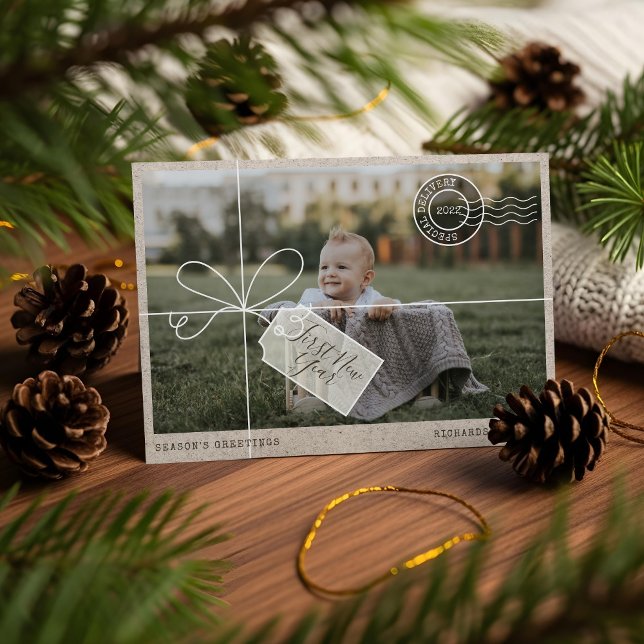 Cartão De Festividades Parcela de entrega especial Foto do bebê de primei (Special Delivery Parcel First New Year Baby Photo Holiday Card)