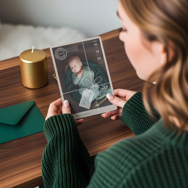 Cartão De Festividades Parcelas de Entrega Especial - Estatísticas de Nas (Special Delivery Parcel Baby Birth Stats & Photo Holiday Card)