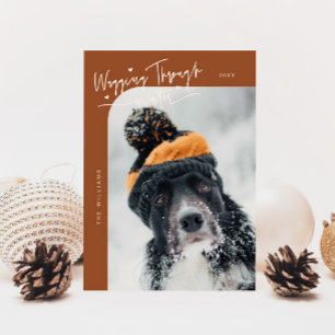 Cartão De Festividades Passando O Natal Do Cachorro De Inverno Terracotta