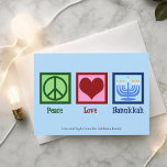Cartão De Festividades Paz Amor Chanucá - Azul Curto<br><div class="desc">Cartão de Hanukkah de Paz para um judeu que gosta de celebrar Chanukah. Um bonito sinal de paz,  coração,  e uma bela menorah num cartão azul bonito.</div>