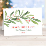 Cartão De Festividades Paz Amor e Joy Green Red Winter Greenery<br><div class="desc">Este cartão de feriado "Peace,  Love & Joy" da na moda apresenta um galho de inverno verde moderno e mínimo com sotaques de morango vermelho. O texto elegante pode ser completamente personalizado com sua escolha de saudação,  nome da família,  ano e uma mensagem personalizada dentro do cartão.</div>