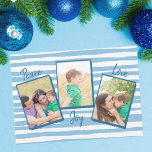 Cartão De Festividades Paz Amor Joy | Azul 3 Foto Natal<br><div class="desc">Lindas linhas de ondas azuis do céu decoram o fundo desta coleção de fotos da família moderna. Personalize com suas fotos da família 5x7 e substitua as 3 fotografias por seus próprios filhos felizes. O cartão de Natal perfeito para a família de praia que lê PEACE AMVE JOY em tipografia...</div>