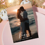 Cartão De Festividades Paz de Natal Na Terra Sunset Beach Foto<br><div class="desc">Mande desejos de férias com um cartão de Natal de praia "Paz na Terra". Esta simples e moderna design é perfeita para recém-casados e para aqueles que amam os temas da praia do pôr do sol. Apresentando um roteiro minimalista, o cartão captura uma vibração rústica e pacífica. Ideal para fotos...</div>