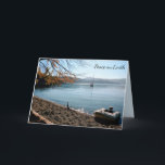 Cartão De Festividades Paz no Terra Sailboat Washington Beach Christmas<br><div class="desc">Dê este cartão da Paz na Terra aos seus amigos e familiares para que eles possam pegar na paisagem pacífica de um barco em âncora nas Ilhas San Juan,  Washington. Personalize sua mensagem. Para ver mais produtos,  visite http://www.zazzle.com/boatcard</div>