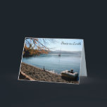 Cartão De Festividades Paz no Terra Sailboat Washington Beach Christmas<br><div class="desc">Dê este cartão da Paz na Terra aos seus amigos e familiares para que eles possam pegar na paisagem pacífica de um barco em âncora nas Ilhas San Juan,  Washington. Personalize sua mensagem. Para ver mais produtos,  visite http://www.zazzle.com/boatcard</div>