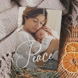 Cartão De Festividades Paz | Script Elegante e Natal de Foto<br><div class="desc">Este elegante cartão de Natal diz "Paz" na caligrafia moderna. Adicione sua foto favorita da família.</div>