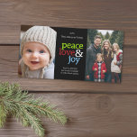 Cartão De Festividades Peace Love Joy Christmas 2 Photo Collage<br><div class="desc">Um design de Natal mínimo com duas fotos. O fundo preto pode ser alterado. Personalize isso com duas fotos verticais,  o ano,  o nome da família e uma mensagem pessoal.</div>