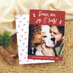Cartão De Festividades Peace Love Joy Treats Dog Christmas Photo<br><div class="desc">Mande o festival de animação com este cartão de Natal bonito com a saudação manuscrita "Paz, amor, alegria e doces" e ossos desenhados de branco sobre um fundo vermelho festivo. No meio da carta, há uma foto do seu cachorro de estimação! Por baixo, diz "Feliz Howlidays" ou a mensagem de...</div>