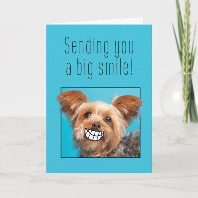 Cartão De Festividades Pensando em você, um grande cão de sorriso Yorkie (Frente)