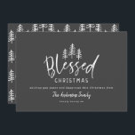 Cartão De Festividades Pequena e moderna casa rústica abençoada Natal<br><div class="desc">O moderno estilo de fazenda minimalista abençoou o cartão de na moda de Natal rústico. Com texto desenhado à mão moderno e árvores. A cor do backer pode ser personalizada.</div>