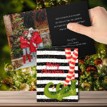 Cartão De Festividades Pernas de Elf Whimsical Dobraram a Foto de Natal<br><div class="desc">As pernas de Elf em pontas riscadas e botas verdes na frente com sua foto favorita,  saudações e nomes na dentro destes cartões de saudação de Natal dobrados estão disponíveis como INSTANTANTE DOWNLOAD e IMPRESSO ou ambos! CORRESPONDENTE a itens na nossa coleção.</div>