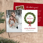 Cartão De Festividades Pine Wreath 3 Foto | Carta de Natal<br><div class="desc">cartões com fotos de feriado personalizados com barato simples para personalização. Este design minimalista moderno apresenta uma coroa de galhos de pínus e cones de pínus com arco vermelho sobre fundo branco. Adicione sua carta de Natal pessoal e fotos adicionais no verso. Use as ferramentas de design para personalizar as...</div>