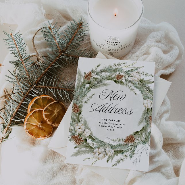 Cartão De Festividades Pine Wreath Elegante | Novo endereço no Natal (An elegant moving announcement for Christmas with a traditional green pine wreath)