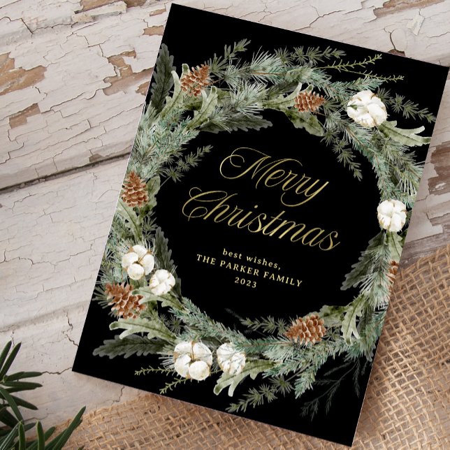 Cartão De Festividades Pinheiros Negros Elegantes | Dourado Feliz Natal (An elegant, dark black holiday card with a traditional Christmas wreath and gold script)