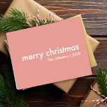 Cartão De Festividades Pink do Blush | Mínimo Limpo Simples<br><div class="desc">Simples, na moda, "feliz natal" cita um cartão de saudação com a tipografia moderna, em branco, sobre um fundo cor-de-rosa, num estilo minimalista de design "scandi". O cartão pode ser facilmente personalizado com o seu próprio cartões de natal, nome da família e ano para fazer um cartão de Natal verdadeiramente...</div>