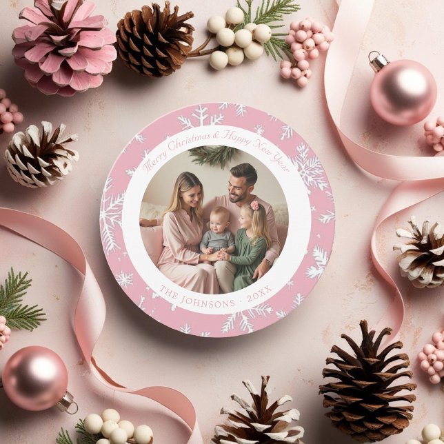 Cartão De Festividades Placa de Férias Branca e Rosa Moderno (Modern Pink and White Snowflakes Holiday Card)