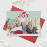Cartão De Festividades Placa Plana de Foto de Feriado de Joy Snow<br><div class="desc">Um cartão com fotos de Natal moderno com flocos de neve,  chapéu de Papai Noel e caligrafia moderna em vermelho,  menta e branco. Este cartão com fotos faz parte de um conjunto de feriados.</div>
