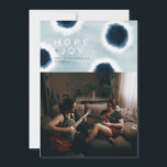 Cartão De Festividades Pontos do Indigo<br><div class="desc">Lindos pontos batik indigo criam um cartão de feriado abstrato moderno,  perfeito para sua foto de família. Esta placa também apresenta um fundo azul-gravata claro.</div>