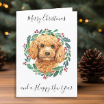 Cartão De Festividades Poodle Merry Christmas Trendy Dog<br><div class="desc">Envie cartões de natal nesta temporada de férias com este elegante poodle Feliz de Natal em um cartão de design de coroa, e compaixão. Este cartão de poodle de damasco apresenta um cão a aquarela numa coroa verde e vermelha com sagrado e bagas. Personalizar com o nome da família. Este...</div>