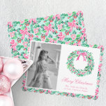 Cartão De Festividades Preppy Pink & Green Palm Beach Wreath Photo<br><div class="desc">PreppyPrint.com - Celebre o Natal em estilo! Adicione seu toque personalizado a esses cartões de Natal. Transfira este design para os produtos de sua escolha também! Clique em "remover da parte traseira da placa" em "Logotipo e marca do criador independente" para remover o código QR da parte traseira da placa....</div>