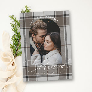 Cartão De Festividades Primeiro Natal Casados Tan Plaid Arco Foto Marrom