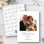 Cartão De Festividades Primeiro Natal, Sr. e Sra. Simple Square Foto<br><div class="desc">Para o seu primeiro Natal como casal casado, é a sua única oportunidade de enviar cartões com fotos de casamento. Este simples design com um roteiro elegante mostra sua foto favorita em forma quadrada. Está escrito com o nosso primeiro Natal, Sr. e Sra. na frente e Tenham um pequeno Natal...</div>