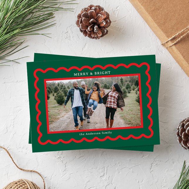 Cartão De Festividades Quadro de Fotografias Simples Verde e Vermelho (dark green Christmas holiday family photo card with simple modern text and red scalloped frame)