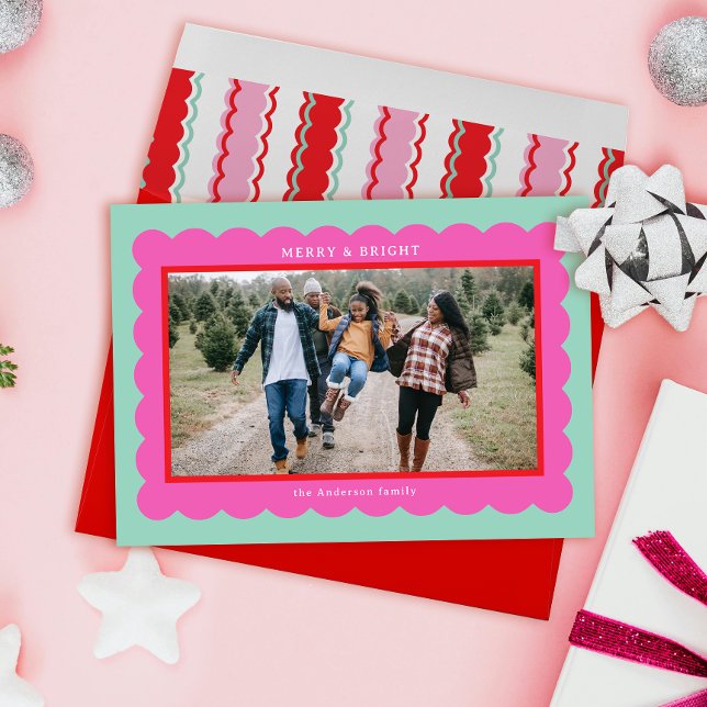 Cartão De Festividades Quadro de Fotografias Simples, Vermelho Cor-de-Ros (Preppy and pretty mint, pink, and red scalloped holiday photo card)
