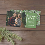 Cartão De Festividades Ramificações Whimsical com Foto Horizontal<br><div class="desc">Um design básico com um olhar retrorreflector e galhos caprichosos nas costas. A cor verde-oliva mais clara pode ser alterada. Férias mais felizes é o ditado natalino em um roteiro moderno junto com um lugar para adicionar sua saudação personalizada e sua assinatura familiar.</div>