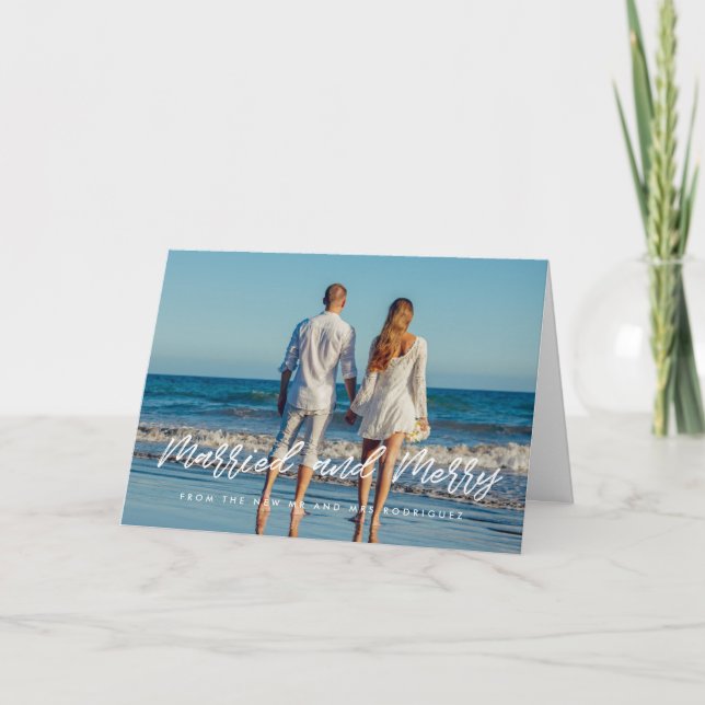 Cartão De Festividades Recém-casados com fontes brancas e Felizes (Frente)