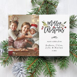 Cartão De Festividades Red Berries Felry Foto de Natal<br><div class="desc">O moderno cartão com fotos de guião de Feliz Natal apresenta bagas vermelhas,  folhas botânicas verdes com um padrão de tricô vermelho atrás.</div>