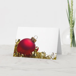 Cartão De Festividades Red Christmas bauble and gold tinsel on white