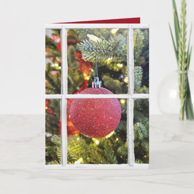 Cartão De Festividades red Christmas ornament in snowy window (Frente)
