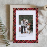 Cartão De Festividades Red Classic Xadrez Patterno Foto Feliz Natal<br><div class="desc">Envie Cartões de natal com esta xadrez vermelha clássica,  Feliz cartão com fotos de Natal. Ele apresenta um padrão clássico de xadrez amarela,  verde,  branca e vermelha. Personalize adicionando uma foto,  nome,  cartões de natal,  ano e mensagem. Este cartão de Natal de xadrez vermelha está disponível em outras cores.</div>