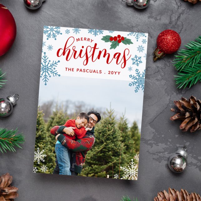 Cartão De Festividades Red Holly Blue Snowflakes Foto de Natal Feliz (Criador carregado)
