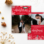 Cartão De Festividades Red Holly Snowflakes 1 rua Foto casada de Natal<br><div class="desc">Belo floco de neve temse Primeiro Natal como cartão do Sr. & Sra. sobrenome impresso com suas fotos de casamento,  um de cada lado,  bonito flocos de neve brancos,  bagas brancas com folhas verdes,  e seu nome e o ano. Cartão de Natal romântico com flocos de neve e branco.</div>