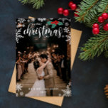 Cartão De Festividades Red Holly Snowflakes 1rua Foto de Casamento de Nat<br><div class="desc">Belo floco de neve recebeu o Primeiro Natal,  como o cartão do Sr. & Sra. Sobrenome imprimiu com sua foto cobrindo o cartão,  bonito flocos de neve brancos,  groselhas vermelhas com folhas verdes,  e seu nome e o ano.</div>