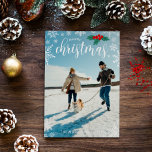 Cartão De Festividades Red Holly White Snowflakes Feliz Foto de Natal Fel<br><div class="desc">Belo floco de neve com o tema Cartão Feliz de Natal impresso com sua foto cobrindo o cartão, flocos de neve brancos bonito, groselhas vermelhas com folhas verdes, e seu nome e o ano. Este belo cartão com fotos 5x7 apresenta um quadro branco em floco de neve sobre sua foto...</div>