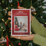 Cartão De Festividades Red Minimalist Photo Collage Feliz Natal<br><div class="desc">Celebre a alegria da temporada com nosso espantoso cartão vermelho de Natal, com uma foto familiar emocionante que captura seus momentos queridos. O design minimalista no verso mostra uma bela colagem fotográfica, adicionando um toque pessoal aos seus cartões de natal. Perfeito por compartilhar amor e calor, este cartão de Natal...</div>