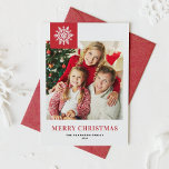 Cartão De Festividades Red Snowflakes Tag Feliz Foto de Natal<br><div class="desc">Envie seus desejos de feriado para amigos e familiares com este cartão de Natal personalizável. Este cartão fotográfico de Natal apresenta caligrafia moderna com sotaque em floco de neve. Personalize adicionando seus detalhes. Este cartão fotográfico de Natal está disponível em outras cores e estoque de papelão. Itens correspondentes estão disponíveis....</div>