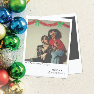 Cartão De Festividades Red Tinsel Garland em uma foto instantânea nostálg