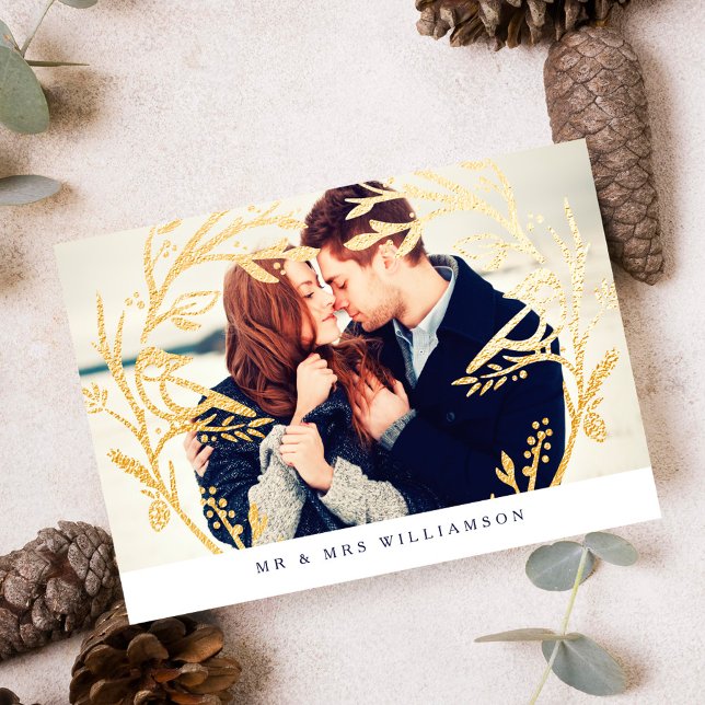Cartão De Festividades Régal Dourado Bird & Branch Monograma Foto do Newl (Regal Gold Bird & Branch Monogram Newlyweds Photo Holiday Card)