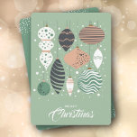 Cartão De Festividades Retro Natal Flat<br><div class="desc">Retrocedendo ornamentos da árvore de Natal em um fundo verde da casa da moeda,  este cartão apresenta sua saudação na frente e sua personalização e nomes no verso. Selecione Matte para o papel mais pesado e alta definição para melhor qualidade de impressão.</div>