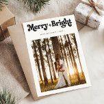 Cartão De Festividades Retro Natal | Foto Simples Elegante Minimalista<br><div class="desc">Este Natal Retroativo | O Mínimo Elegante Simple Photo Holiday Cardfeatures apresenta um design limpo e sofisticado com tipografia retrô e uma saudação de natal contemporânea. Apresentando uma foto de casal com o tema "boho" e uma nova tipografia retrorreflectora moderna, esses cartões de natal fotográficos são perfeitos para qualquer casal....</div>
